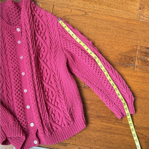 Super cool hand knit chunky cardigan cable knit with pom details size M/L - Picture 10 of 10